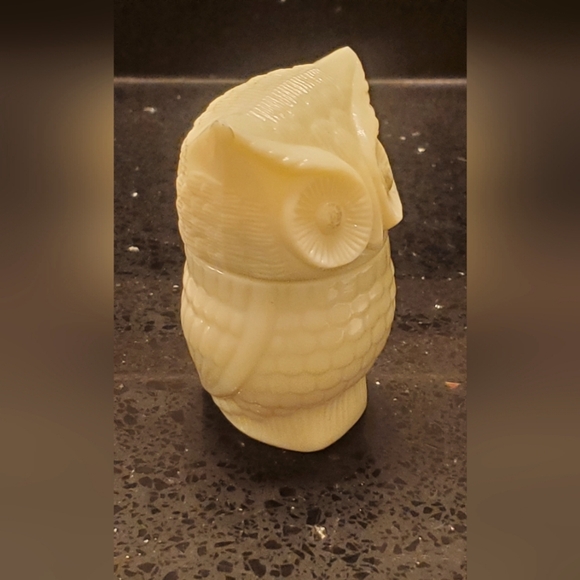 Vintage 1970s Avon Milk Glass Precious Owl Sachet Perfume Bottle Jar - Picture 2 of 4